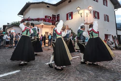 Volkstänzer abends