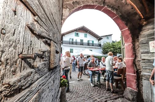 Kellertür mit Blick nach draußen